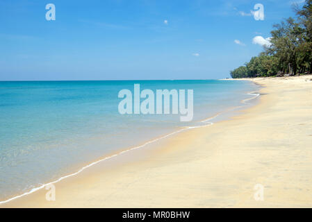 Idyllische weiße Sand Mai Khao Beach Phuket Thailand Stockfoto