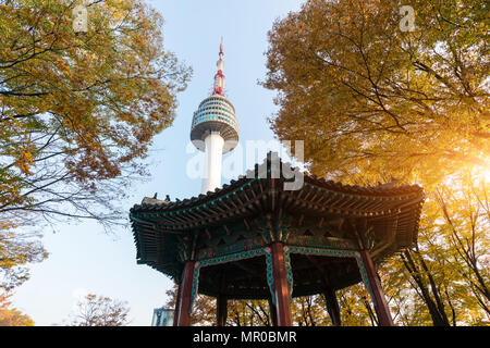 Seoul Tower mit gelben und roten Herbst Ahorn Blätter am Namsan Berg in Südkorea. Stockfoto