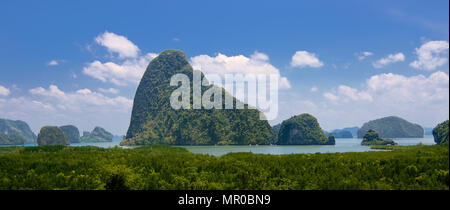 Panoramablick Kalkstein Karst zur Bucht von Phang Nga Thailand Stockfoto