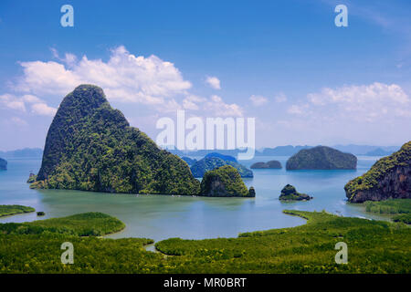 Spektakuläre Kalkstein Karstlandschaft von samet Nangshe Sicht zur Bucht von Phang Nga Thailand Stockfoto