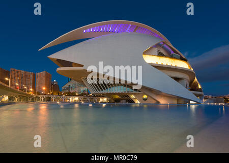 Valencia Opernhaus oder Palau de les Arts Reina Sofia in der Nacht in Valencia, Spanien. Stockfoto