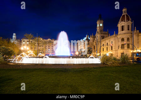 Valencia Rathaus auf der Plaza del Ayuntamiento mit bunten Brunnen in Valencia, Spanien. Stockfoto