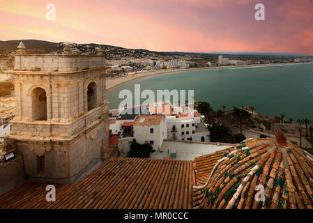 Blick auf das Meer in einer Höhe von Papst Luna's Castle. Valencia, Spanien. Peniscola. Castell. Die mittelalterliche Burg der Templer am Strand. Bea Stockfoto