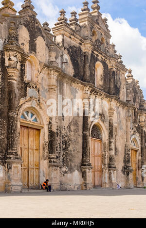 Granada, Nicaragua - November 20, 2016: Mann sitzt auf der Treppe am Eingang von Iglesia de la Merced, in Granada, die älteste bewohnte Stadt in Stockfoto