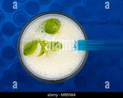 Pina Colada auf runder, blauer Hintergrund Stockfoto