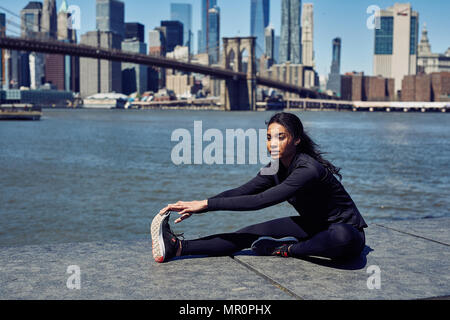 Schwarze Frau erstreckt sich bevor Sie in New York City Stockfoto