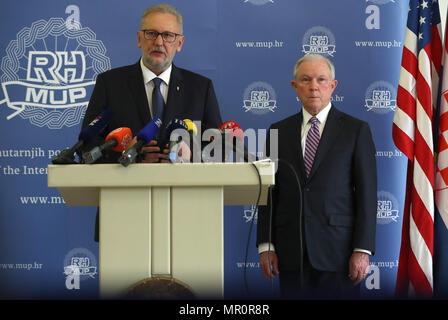 Zagreb, Kroatien. 24. Mai, 2018. Kroatische Innenminister Davor Bozinovic (L) spricht während einer Pressekonferenz mit US-Justizminister Jeff Sessions in Zagreb, Hauptstadt Kroatiens, am 24. Mai 2018. Sitzungen mit dem kroatischen Präsidenten Kolinda Grabar-Kitarovic und regionalen Beamten hier am Donnerstag Sicherheitsfragen sprechen, nach der Erklärung des Präsidenten und die kroatische Nachrichtenagentur HINA Berichte. Credit: Robert Anic/Xinhua/Alamy leben Nachrichten Stockfoto