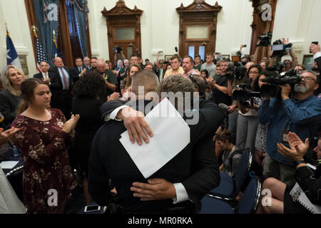 Santa Fe, TX, Bewohner Scot Reis Umarmungen John Barnes, ein Polizist von der Shooter, der 10 Menschen an Santa Fe High School getötet, verletzt, während einer Capitol Anhörung durch reg statt. Greg Abbott zu studieren Schule Sicherheit und Schüler Fragen seelischer Gesundheit. Stockfoto