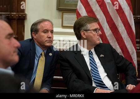 Austin, Texas, USA, 24. Mai 2018: Texas Attorney General Ken Paxton, Mitte, und Leutnant. Dan Patrick, rechts, hören, wie Texas Gouverneur Greg Abbott Gastgeber der letzten Capitol panel Studium Schule Sicherheit und Schüler Fragen seelischer Gesundheit im Zuge der Santa Fe Schule der letzten Woche schießen, dass zehn toten Links. Das letzte Panel hatten Schüler der Überlebenden von Santa Fe und ihre Eltern. Credit: Bob Daemmrich/Alamy leben Nachrichten Stockfoto