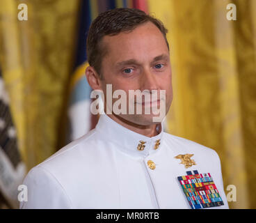 Pensionierter Master Chief Petty Officer Britt K. Slabinski hört Bevor die Ehrenmedaille im Weißen Haus in Washington, DC, 24. Mai 2018 vorgelegt wird. Quelle: Chris Kleponis/CNP/MediaPunch Stockfoto