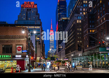 New York, USA. 24. Mai 2018 - Das Empire State Building ist in Rot zu Ehren des Red Nose Day, eine Spendenaktion Kinderarmut zu Ende beleuchtet. Global, Red Nose Day hat über 1 Mrd. $ seit seiner Markteinführung in Großbritannien im Jahr 1988 angehoben. Foto von Enrique Ufer/Alamy leben Nachrichten Stockfoto