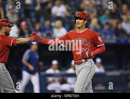 Toronto, Ontario, Kanada. 23 Mai, 2018. Los Angeles Engel Designated Hitter Shohei Ohtani (R) feiert mit Mannschaftskameraden Zack Cozart nach Zählen auf ein RBI double von Andrelton Simmons (nicht abgebildet) im neunten Inning in der Major League Baseball Spiel gegen die Toronto Blue Jays in der Rogers Centre in Toronto, Ontario, Kanada, 23. Mai 2018. Quelle: LBA/Alamy leben Nachrichten Stockfoto