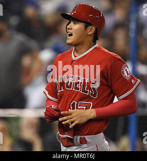 Toronto, Ontario, Kanada. 23 Mai, 2018. Los Angeles Engel Designated Hitter Shohei Ohtani feiert als geht er zurück zu dem Dugout nach Zählen auf ein RBI double von Andrelton Simmons (nicht abgebildet) im neunten Inning in der Major League Baseball Spiel gegen die Toronto Blue Jays in der Rogers Centre in Toronto, Ontario, Kanada, 23. Mai 2018. Quelle: LBA/Alamy leben Nachrichten Stockfoto