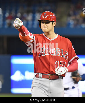 Toronto, Ontario, Kanada. 23 Mai, 2018. Los Angeles Engel Designated Hitter Shohei Ohtani Punkte zum dugout nach Auftreffen auf ein RBI double im neunten Inning in der Major League Baseball Spiel gegen die Toronto Blue Jays in der Rogers Centre in Toronto, Ontario, Kanada, 23. Mai 2018. Quelle: LBA/Alamy leben Nachrichten Stockfoto