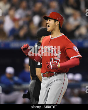 Toronto, Ontario, Kanada. 23 Mai, 2018. Los Angeles Engel Designated Hitter Shohei Ohtani feiert zu Hause Platte, wie er Kerben auf ein RBI double von Andrelton Simmons (nicht abgebildet) im neunten Inning in der Major League Baseball Spiel gegen die Toronto Blue Jays in der Rogers Centre in Toronto, Ontario, Kanada, 23. Mai 2018. Quelle: LBA/Alamy leben Nachrichten Stockfoto