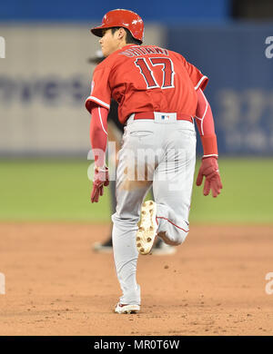 Toronto, Ontario, Kanada. 23 Mai, 2018. Los Angeles Engel Designated Hitter Shohei Ohtani stiehlt die zweite Basis im neunten Inning in der Major League Baseball Spiel gegen die Toronto Blue Jays in der Rogers Centre in Toronto, Ontario, Kanada, 23. Mai 2018. Quelle: LBA/Alamy leben Nachrichten Stockfoto