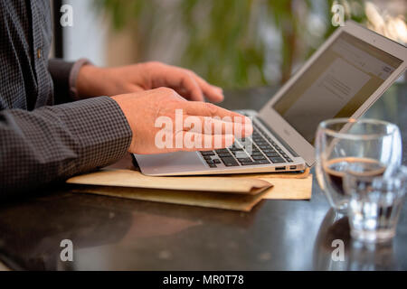 18 April 2018, Deutschland, Berlin: Der Rentner Rudolf Ruessmann an seinem Laptop in seiner Wohnung sitzt in Berlin. Ruessmann hält Korrespondenz mit Gefängnisinsassen. Foto: Christoph Soeder/dpa Stockfoto