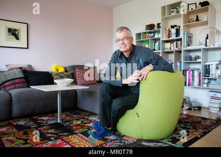 18 April 2018, Deutschland, Berlin: Der Rentner Rudolf Ruessmann in seiner Wohnung in Berlin. Ruessmann hält Korrespondenz mit Gefängnisinsassen. Foto: Christoph Soeder/dpa Stockfoto