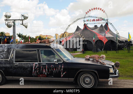 Palmetto, Florida, USA. 23 Mai, 2018. Ein leichenwagen mit Skeletten verziert ist vor dem Paranormalen Cirque Zirkuszelt während eines Media Vorschau am 23. Mai in Palmetto, Florida 2018 gesehen. Die neue Paranormale Cirque, erstellt von Manuel Rebecca, die Präsident und Inhaber der Cirque Italia, ist bei den Proben für seine Performance in Palmetto, Florida am 7. Juni 2018. Der Zirkus verbindet Horror, Stunts, Illusionen, Theater und Kabarett, und ist für ein erwachsenes Publikum konzipiert. (Paul Hennessy/Alamy) Credit: Paul Hennessy/Alamy leben Nachrichten Stockfoto