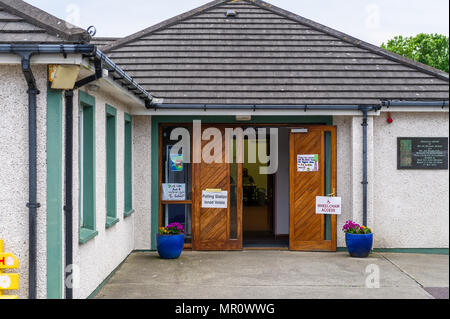 Schull, Irland. 25 Mai, 2018. Heute ist Referendum Tag auf die Achte Änderung der Verfassung 1983, die Mütter von Abtreibungen verbietet. Die heutige Abstimmung ist, ob zur Beibehaltung der verfassungsrechtlichen Verbot der Abtreibung oder aufheben. Abgebildet ist das Wahllokal in Scoil Mhuire nationale Schule, Schull, West Cork, Irland. Credit: Andy Gibson/Alamy Leben Nachrichten. Stockfoto