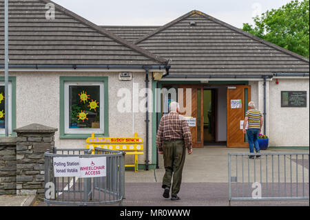 Schull, Irland. 25 Mai, 2018. Heute ist Referendum Tag auf die Achte Änderung der Verfassung 1983, die Mütter von Abtreibungen verbietet. Die heutige Abstimmung ist, ob zur Beibehaltung der verfassungsrechtlichen Verbot der Abtreibung oder aufheben. Die Wähler werden dargestellt in das Wahllokal in Scoil Mhuire nationale Schule, Schull, West Cork, Irland. Credit: Andy Gibson/Alamy Leben Nachrichten. Stockfoto