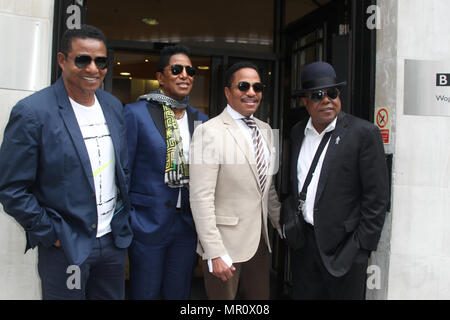 London, Großbritannien, 25. Mai 2018. Die Jacksons sahen die Ankunft in den BBC Wogan House Studios Credit: Stockfoto