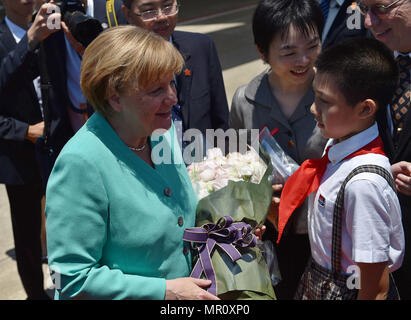 Shenzhen, Guangdong Provinz Chinas. 25 Mai, 2018. Die deutsche Bundeskanzlerin Angela Merkel (L) kommt in Shenzhen in der Provinz Guangdong im Süden Chinas, 25. Mai 2018. Credit: Mao Siqian/Xinhua/Alamy leben Nachrichten Stockfoto