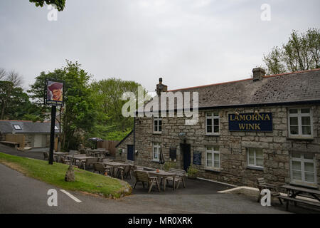 Lamorna, Cornwall, UK. 25. Mai 2018. UK Wetter. Am frühen Morgen Wolken begann heute Morgen im Larmorna Cove - die auf dem Markt für £ 2,5 M gegangen zu heben. Die erste Anfrage kam in die Agenten nach 1 Stunde, mit Kunden in Übersee folgenden kurz nach. Bis zum Verkauf der Parkhäuser, Häuser auf die Bucht, den Strand und den Shop. Der Hafen Wand an der Cove war schlecht in den Stürmen der vor ein paar Jahren beschädigt. Foto: Simon Maycock/Alamy leben Nachrichten Stockfoto