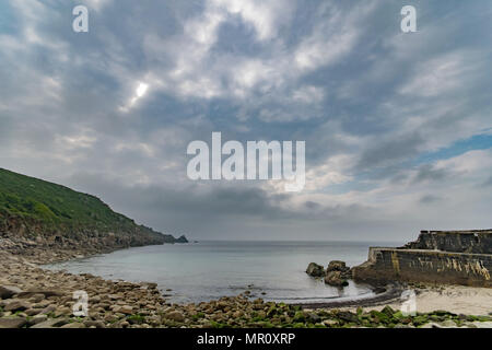 Lamorna, Cornwall, UK. 25. Mai 2018. UK Wetter. Am frühen Morgen Wolken begann heute Morgen im Larmorna Cove - die auf dem Markt für £ 2,5 M gegangen zu heben. Die erste Anfrage kam in die Agenten nach 1 Stunde, mit Kunden in Übersee folgenden kurz nach. Bis zum Verkauf der Parkhäuser, Häuser auf die Bucht, den Strand und den Shop. Der Hafen Wand an der Cove war schlecht in den Stürmen der vor ein paar Jahren beschädigt. Foto: Simon Maycock/Alamy leben Nachrichten Stockfoto