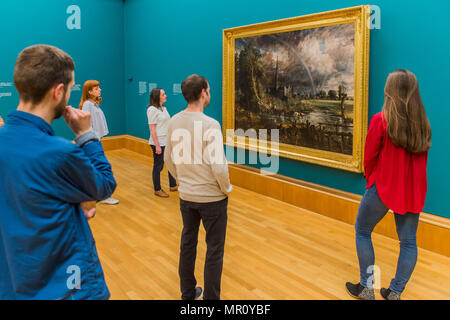 London, Großbritannien. 25 Mai, 2018. Constable's Kathedrale von Salisbury von der Wiesen 1831 kehrt in der Tate Britain nach seiner fünfjährigen Reise über Großbritannien, als Teil der Aspire Programm. Es wurde von über einer Million Besuchern gesehen worden ist, da er seine Tour in 2013 begann. Das Gemälde ist neben Turner's Caligula Palast und Brücke, auch 1831, in ein neues Display, Feuer und Wasser gezeigt wird, Kennzeichnung der ersten Koppelung der beiden Werke, da sie über 180 Jahren ausgestellt wurden. Credit: Guy Bell/Alamy leben Nachrichten Stockfoto