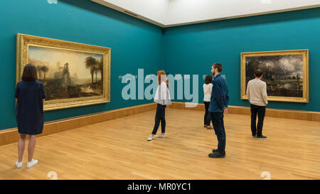 London, Großbritannien. 25. Mai 2018. Mitarbeiter anzeigen Arbeiten in der Vorschau von Feuer und Wasser, eine Anzeige der Meisterwerke von Constable und Turner in der Tate Britain. Auf dem Display zum ersten Mal in 180 Jahren neben einander sind (L, R)' von Caligula Palast und Brücke", 1831, von J.M.W. Turner und alisbury Kathedrale von der Wiese", 1831, von John Constable. Die Arbeiten werden an der Anzeige 26. Mai 208 bis Juli 2019. Credit: Stephen Chung/Alamy leben Nachrichten Stockfoto