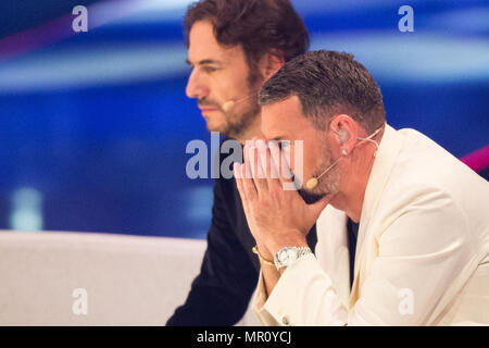 24. Mai 2018, Deutschland, Düsseldorf: Creative Director und Mitglied der Jury Thomas Hayo (L) und Modedesigner und Jurymitglied Michael Michalsky sitzen auf der Couch Jury beim Finale der Deutschen Fernsehen Casting Show "Germany's Next Topmodel". Foto: Marcel Kusch/dpa Stockfoto