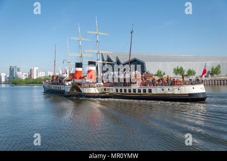 Glasgow, Schottland, Großbritannien. 25 Mai, 2018. Die Waverley, letzte Meer der Welt gehen, Raddampfer setzt Segel entlang des Flusses Clyde, vorbei an der Riverside Museum und das Tall Ship Glenlee, auf der ersten Reise der Saison 2018 in Greenock, Largs und Dunoon. Credit: Skully/Alamy leben Nachrichten Stockfoto