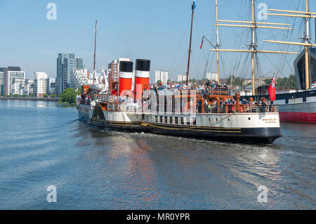 Glasgow, Schottland, Großbritannien. 25 Mai, 2018. Die Waverley, letzte Meer der Welt gehen, Raddampfer setzt Segel entlang des Flusses Clyde, vorbei an der Riverside Museum und das Tall Ship Glenlee, auf der ersten Reise der Saison 2018 in Greenock, Largs und Dunoon. Credit: Skully/Alamy leben Nachrichten Stockfoto