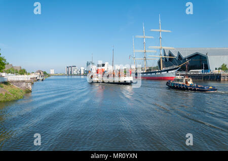 Glasgow, Schottland, Großbritannien. 25 Mai, 2018. Die Waverley, letzte Meer der Welt gehen, Raddampfer setzt Segel entlang des Flusses Clyde, die mit einem kleinen Tug Boat gefolgt, vorbei an der Riverside Museum und das Tall Ship Glenlee, auf der ersten Reise der Saison 2018 in Greenock, Largs und Dunoon. Credit: Skully/Alamy leben Nachrichten Stockfoto