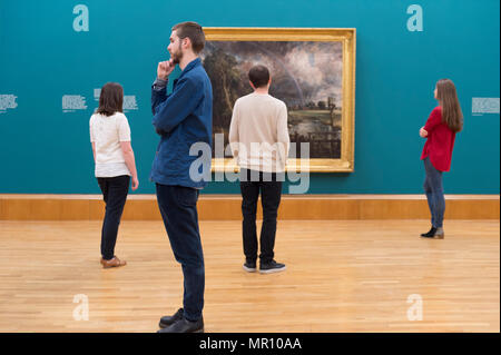 Tate Britain, London, UK. 25. Mai 2018. Constable's Kathedrale von Salisbury von der Wiesen 1831 ist neben Turner's Caligula Palast und Brücke, auch 1831, in ein neues Display, Feuer und Wasser gezeigt, Kennzeichnung der ersten Koppelung der beiden Werke, da sie über 180 Jahren ausgestellt wurden. Credit: Malcolm Park/Alamy Leben Nachrichten. Stockfoto