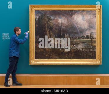 Tate Britain, London, UK. 25. Mai 2018. Constable's Kathedrale von Salisbury von der Wiesen 1831 ist neben Turner's Caligula Palast und Brücke, auch 1831, in ein neues Display, Feuer und Wasser gezeigt, Kennzeichnung der ersten Koppelung der beiden Werke, da sie über 180 Jahren ausgestellt wurden. Credit: Malcolm Park/Alamy Leben Nachrichten. Stockfoto
