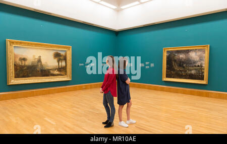 Tate Britain, London, UK. 25. Mai 2018. Constable's Kathedrale von Salisbury von der Wiesen 1831 ist neben Turner's Caligula Palast und Brücke, auch 1831, in ein neues Display, Feuer und Wasser gezeigt, Kennzeichnung der ersten Koppelung der beiden Werke, da sie über 180 Jahren ausgestellt wurden. Credit: Malcolm Park/Alamy Leben Nachrichten. Stockfoto