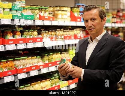 25. Mai 2018, Deutschland, Köln: Lionel Souque, Vorstandsvorsitzender der Rewe Group, Geschäfte zu einem Rewe Supermarkt. Foto: Oliver Berg/dpa Stockfoto