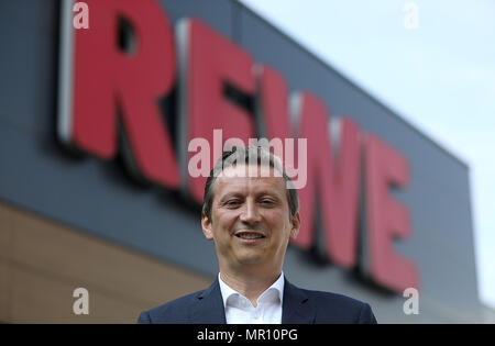 25. Mai 2018, Deutschland, Köln: Lionel Souque, Vorstandsvorsitzender der Rewe Group, steht außerhalb einen Rewe Supermarkt. Foto: Oliver Berg/dpa Stockfoto