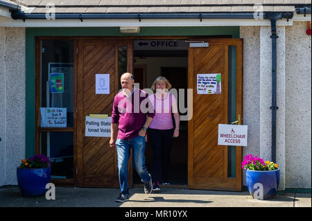 Schull, Irland. 25 Mai, 2018. Heute ist Referendum Tag auf die Achte Änderung der Verfassung 1983, die Mütter von Abtreibungen verbietet. Die heutige Abstimmung ist, ob zur Beibehaltung der verfassungsrechtlichen Verbot der Abtreibung oder aufheben. Die Wähler werden dargestellt aus dem Wahllokal in Scoil Mhuire nationale Schule, Schull, West Cork, Irland. Credit: Andy Gibson/Alamy Leben Nachrichten. Stockfoto