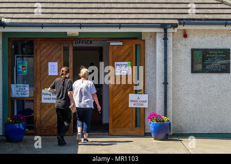 Schull, Irland. 25 Mai, 2018. Heute ist Referendum Tag auf die Achte Änderung der Verfassung 1983, die Mütter von Abtreibungen verbietet. Die heutige Abstimmung ist, ob zur Beibehaltung der verfassungsrechtlichen Verbot der Abtreibung oder aufheben. Die Wähler werden dargestellt in das Wahllokal in Scoil Mhuire nationale Schule, Schull, West Cork, Irland. Credit: Andy Gibson/Alamy Leben Nachrichten. Stockfoto