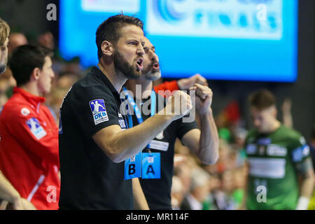 Magdeburg, Deutschland. 19 Mai, 2018. Magdeburg, Deutschland, 19. Mai 2018: EHF Cup Finale - 17/18 - Saint Raphael Var. SC Magdeburg Trainer Bennet Wiegert (SC Magdeburg) Jubel/Freude/Emotion. Einzelnes Bild. | Verwendung der weltweiten Kredit: dpa/Alamy leben Nachrichten Stockfoto