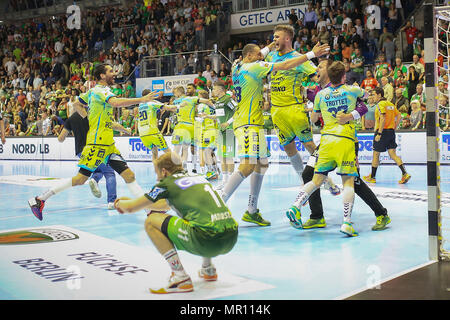 Magdeburg, Deutschland. 19 Mai, 2018. Magdeburg, Deutschland, 19. Mai 2018: EHF Cup Finale - 17/18 - Saint Raphael Var. SC Magdeburg das Team von Saint Raphael jubelte nach dem Sieg gegen Magdeburg letzte Jubel/final Jubel/Emotion/Freude/| Verwendung der weltweiten Kredit: dpa/Alamy leben Nachrichten Stockfoto