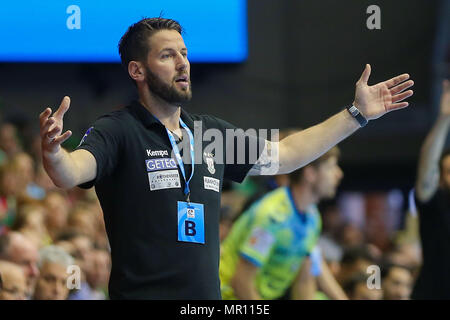 Magdeburg, Deutschland. 19 Mai, 2018. Magdeburg, Deutschland, 19. Mai 2018: EHF Cup Finale - 17/18 - Saint Raphael Var. SC Magdeburg Trainer Bennet Wiegert (SC Magdeburg) Bewegung/Geste/gestikuliert/Aktion. Einzelnes Bild. | Verwendung der weltweiten Kredit: dpa/Alamy leben Nachrichten Stockfoto