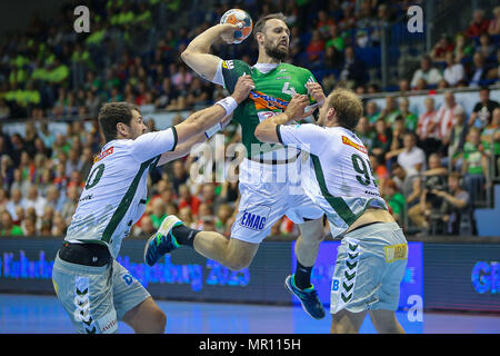 Magdeburg, Deutschland. 19 Mai, 2018. Magdeburg, Deutschland, 19. Mai 2018: EHF Cup Finale - 17/18-FA Göppingen Vs. Fuechse Berlin v. li. in Duellen Jakov Fuechse Gojun (Berlin), Tim Kneule (Frisch Auf Göppingen/Göppingen) und Paul Fuechse Drux (Berlin) | Verwendung der weltweiten Kredit: dpa/Alamy leben Nachrichten Stockfoto