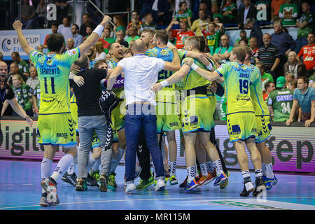 Magdeburg, Deutschland. 19 Mai, 2018. Magdeburg, Deutschland, 19. Mai 2018: EHF Cup Finale - 17/18 - Saint Raphael Var. SC Magdeburg das Team von Saint Raphael jubelte nach dem Sieg gegen Magdeburg letzte Jubel/final Jubel/Emotion/Freude/| Verwendung der weltweiten Kredit: dpa/Alamy leben Nachrichten Stockfoto