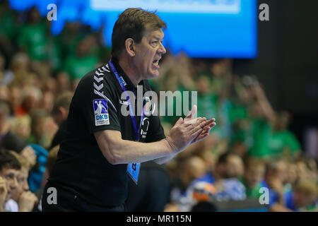 Magdeburg, Deutschland. 19 Mai, 2018. Magdeburg, Deutschland, 19. Mai 2018: EHF Cup Finale - 17/18-FA Göppingen Vs. Fuechse Berlin Trainer Velimir Petkovic (fuechse Berlin) handeln. Einzelnes Bild. Geste/Geste/gestikuliert/Mimik/strong Mimik/Emotion. | Verwendung der weltweiten Kredit: dpa/Alamy leben Nachrichten Stockfoto