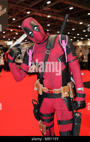 London, Großbritannien. 25. Mai 2018. Teilnehmer gekleidet wie Deadpool am MCM Comic Con London Festival in Excel in London, England Credit: Paul Brown/Alamy leben Nachrichten Stockfoto