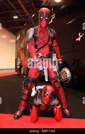 London, Großbritannien. 25. Mai 2018. Teilnehmer gekleidet wie Deadpool am MCM Comic Con London Festival in Excel in London, England Credit: Paul Brown/Alamy leben Nachrichten Stockfoto